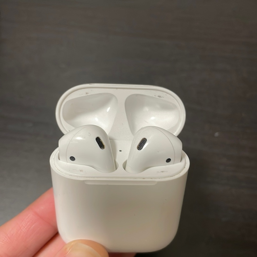 AirPods and case generation 1